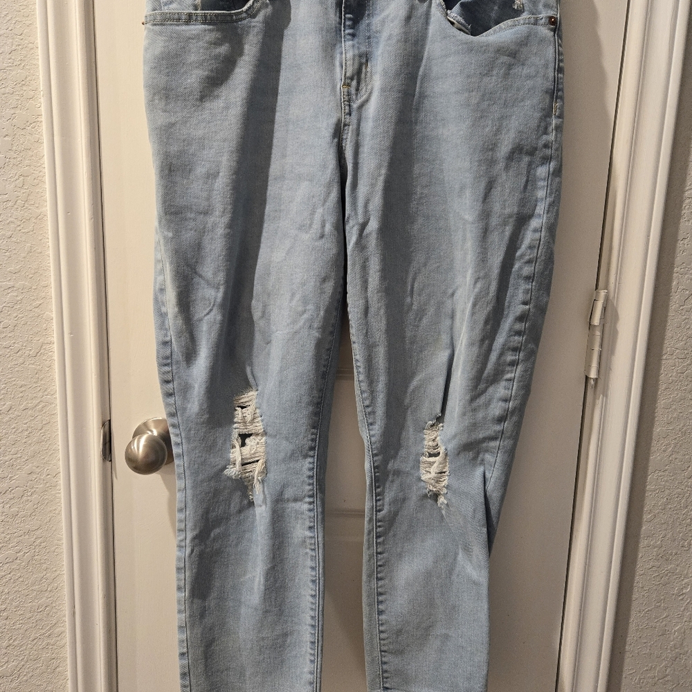 Women's Levi's Denizen mid rise boyfriend distressed jean. Size 16